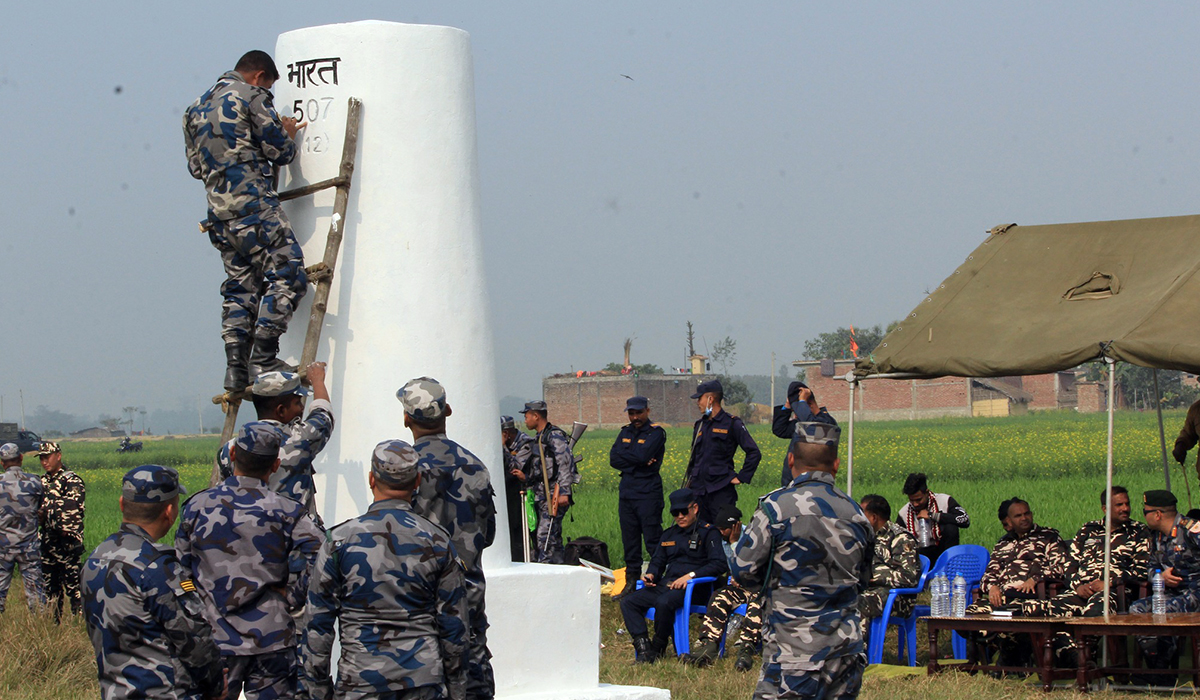 सीमा स्तम्भको मर्मत र रङ रोगन गर्दै सशस्त्र प्रहरी